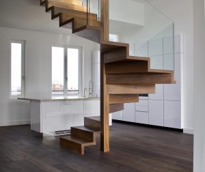 Einzigartige Holztreppe in einer Wohnung in Frankfurt von Treppenbau Diehl