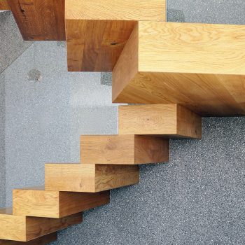 Blockstufentreppe aus Holz mit Treppenpodest in Frankfurt-Treppenbau Diehl