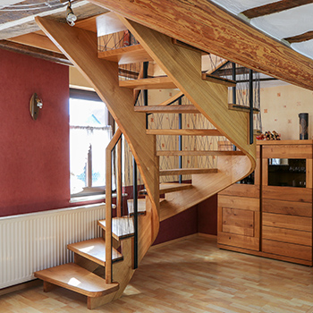 Aufgesattelte Wendeltreppe aus Eichenholz mit Mikado Gelaender