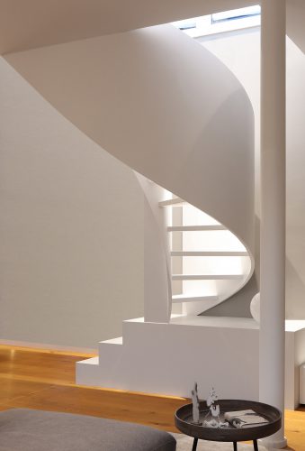 Moderne Design Wangentreppe in Frankfurt von Treppenbau Diehl