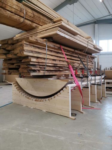 Treppenbau Fertigung einer Wendeltreppe- Schichtverleimung mit Holzstaemme