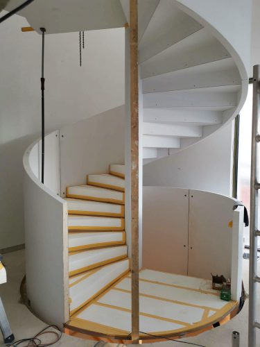 Treppenbau Montage einer Design Wendeltreppe in Frankfurt5