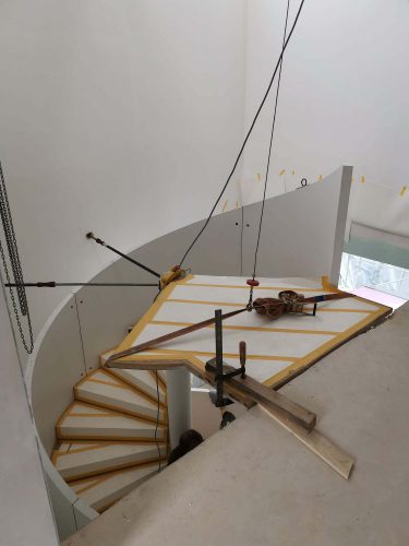 Treppenbau Montage einer Design Wendeltreppe in Frankfurt