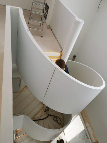 Treppenbau Montage einer Design Wendeltreppe in Frankfurt4