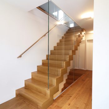 Blockstufentreppe aus Holz mit Glaswand von Treppenbau Diehl