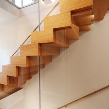 Blockstufentreppe aus Holz mit Glaswand von Treppenbau Diehl